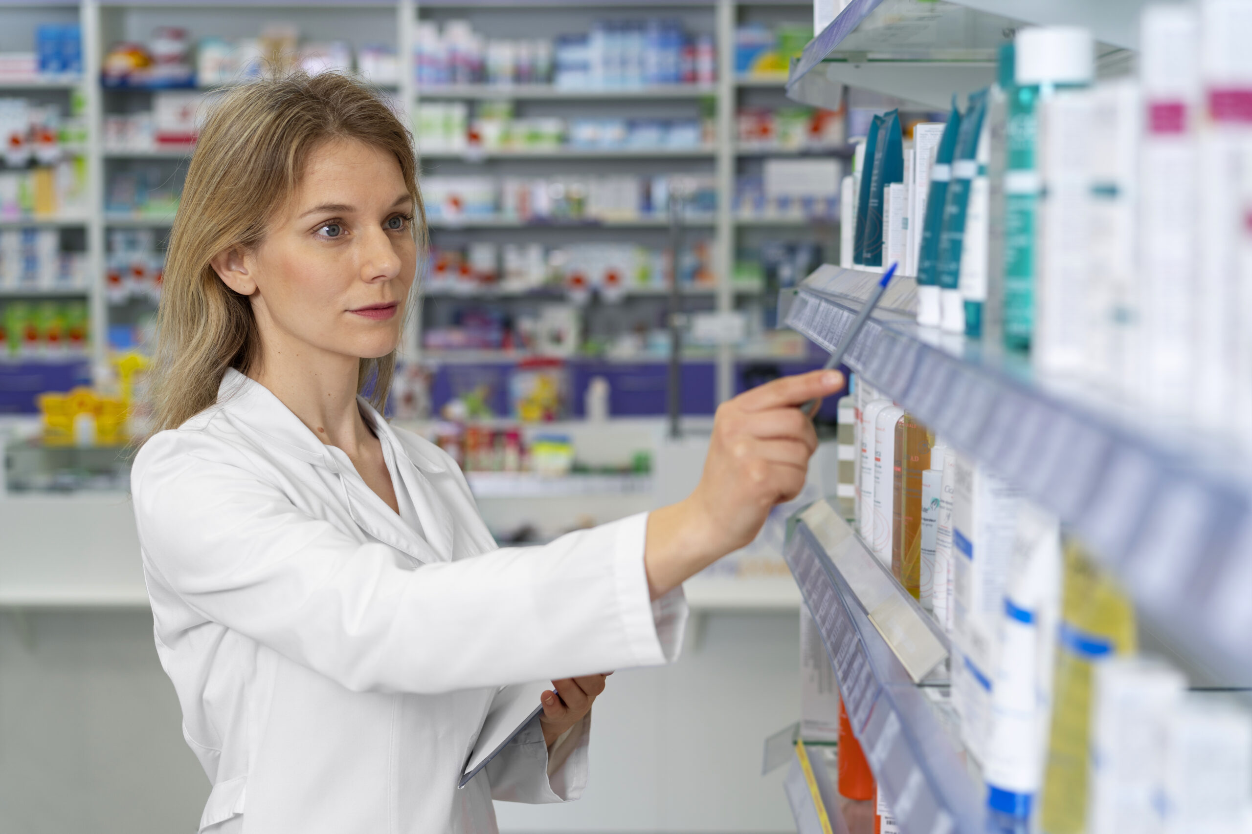farmaceutico-de-tiro-medio-trabajando farmaceutico-de-tiro-medio-trabajando